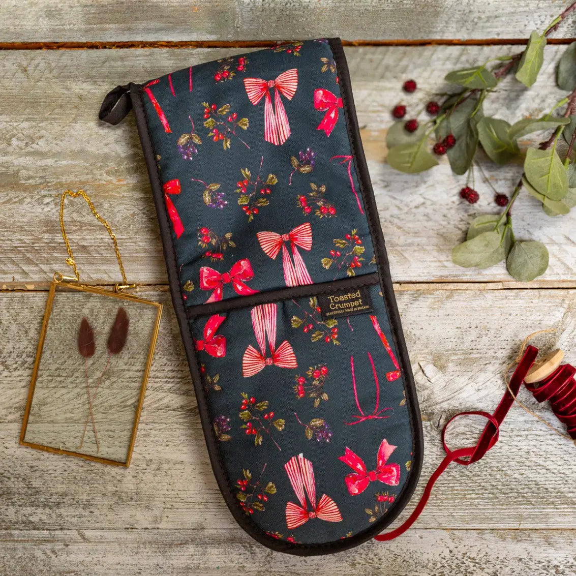 Bows & Berries (Noir) Cotton Double Oven Glove